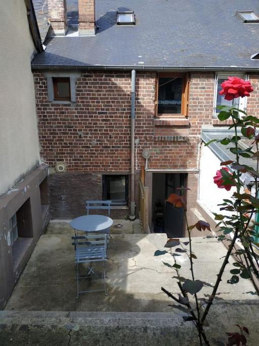 Villa La Lillebonnaise Meuble Au Coeur De Lillebonne Extérieur photo